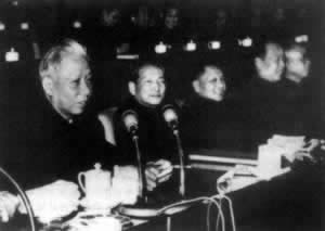 中共召开“七千人大会”，纠正“大跃进”的错误
