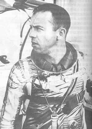 美国首次载人宇宙飞行成功